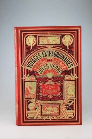 Jules Verne : Le pays des fourrures. Paris, Hetzel, sd (1886, catalogue DS). Un volume grand in-8° relié pleine percaline d’éditeur à décor, cartonnage aux deux éléphants sur fond rouge. Très bel intérieur très frais, cartonnage rutilant. Très bel exemplaire. Collection Hetzel.